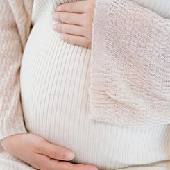 以这两年🤦‍♀️🈺哪里找代孕很火的海伦作🔷品《桥边姑娘》为👰例，在汽水音🛰